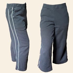 Black Vans wide-legged capri joggers